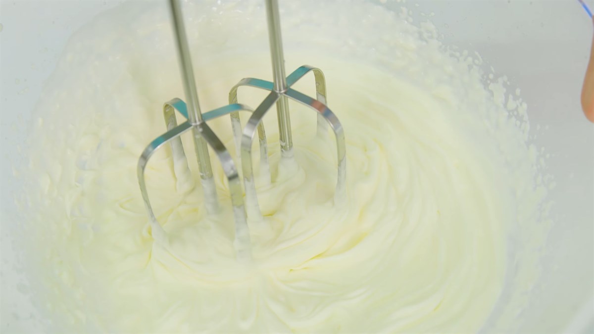 Đ&aacute;nh whipping cream đến khi độ b&ocirc;ng vừa &yacute;