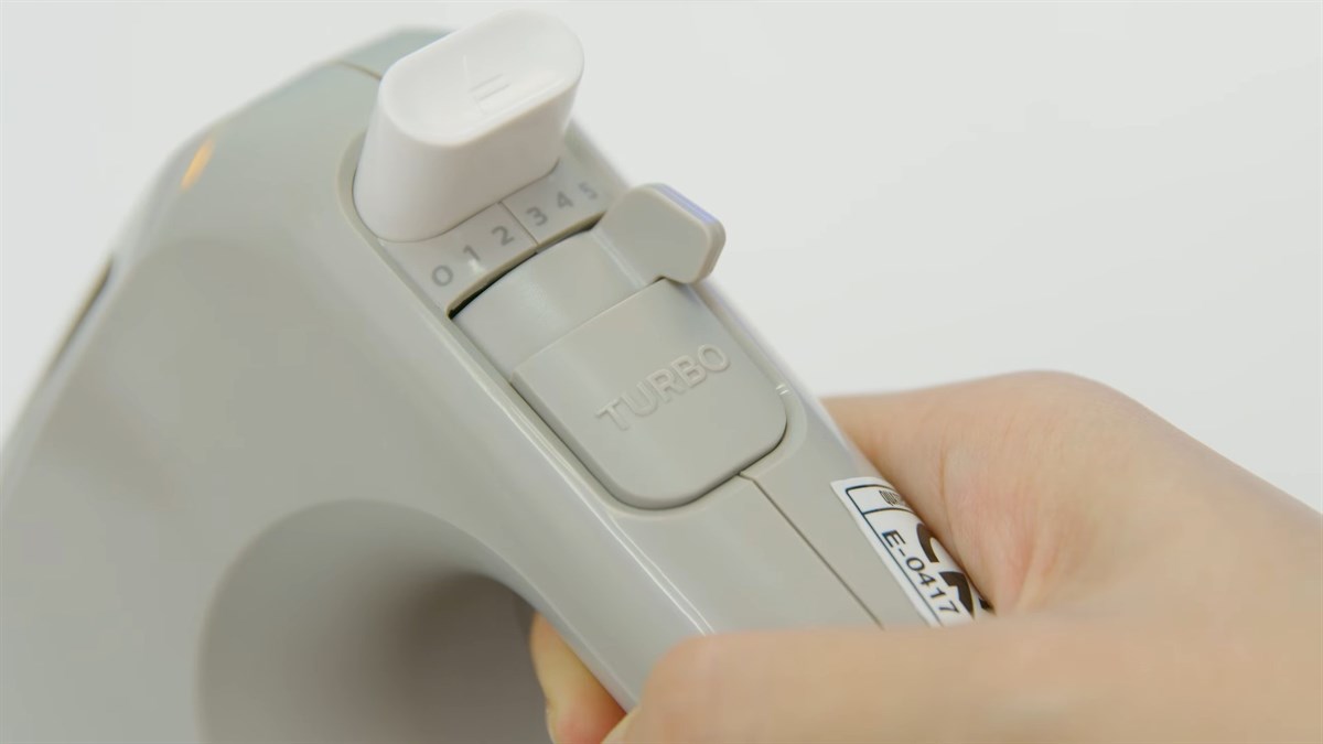 M&aacute;y đ&aacute;nh trứng Philips HR3705/20 c&oacute; 5 tốc độ đ&aacute;nh c&ugrave;ng chế độ turbo dễ d&agrave;ng điều chỉnh theo nhu cầu