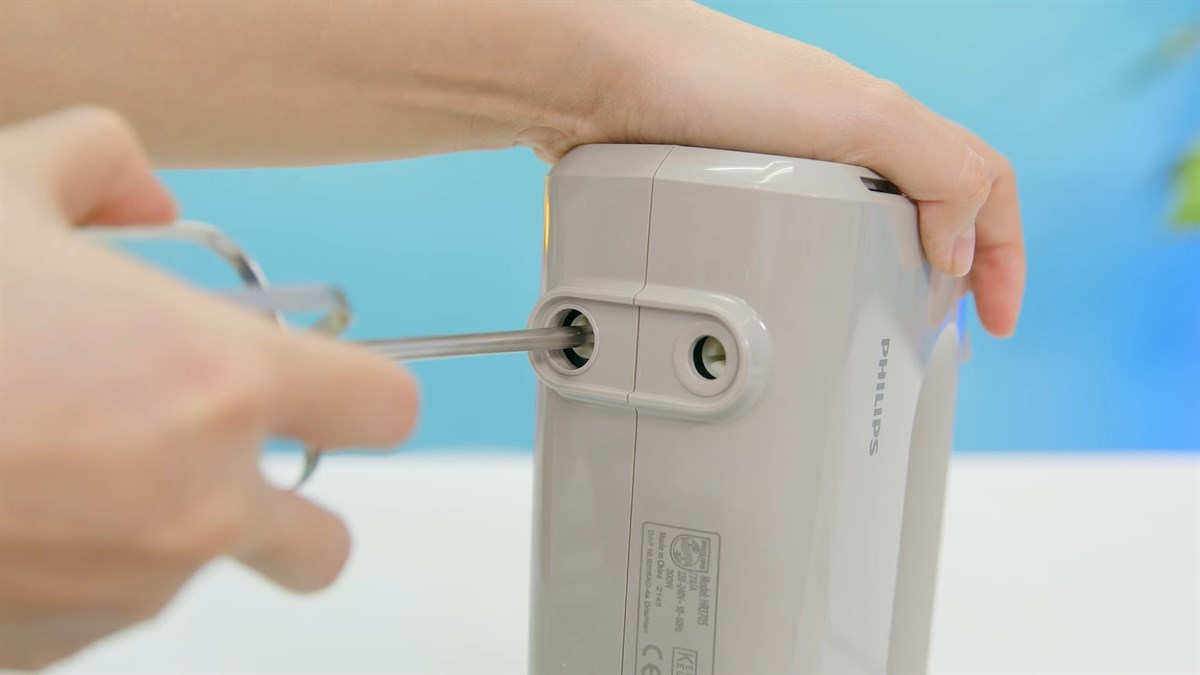 Lắp que đ&aacute;nh trứng v&agrave;o th&acirc;n m&aacute;y