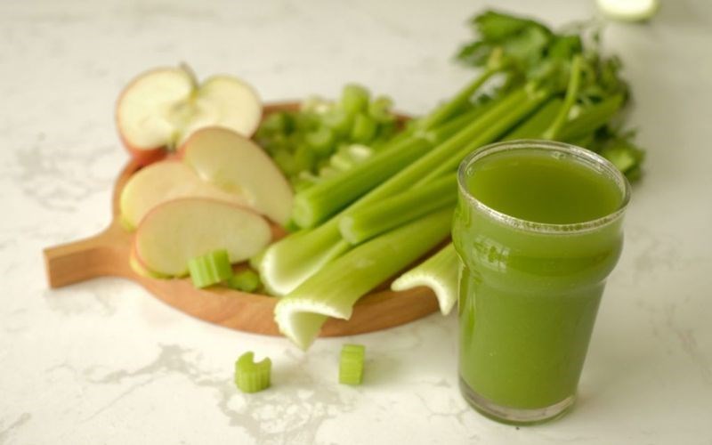 Th&agrave;nh phẩm nước &eacute;p cần t&acirc;y mix t&aacute;o thơm