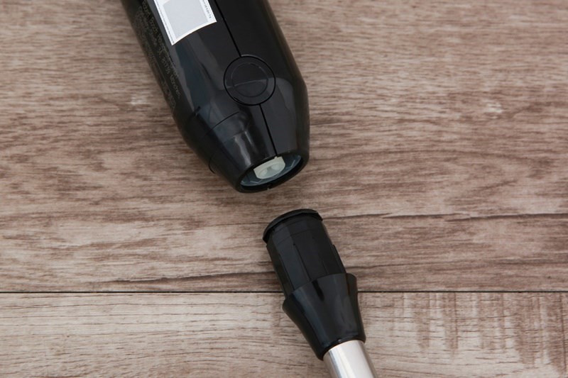 N&uacute;t nhấn b&ecirc;n h&ocirc;ng m&aacute;y gi&uacute;p dễ d&agrave;ng th&aacute;o lắp