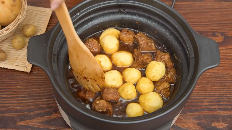 Sau khoai tây vào sau 40 phút nồi tự om