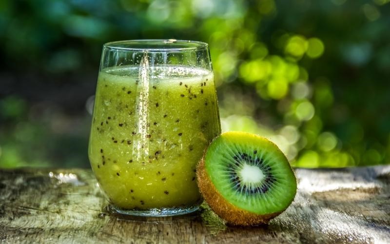 Th&agrave;nh phẩm sinh tố kiwi l&agrave;m từ m&aacute;y xay cầm tay Bosch MSM67160