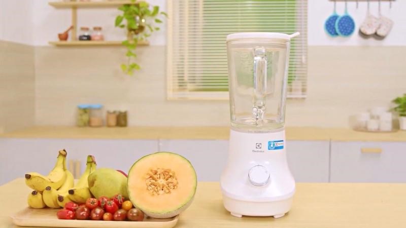 Cối c&oacute; chất liệu bằng thủy tinh sẽ kh&oacute; khăn khi cầm nắm