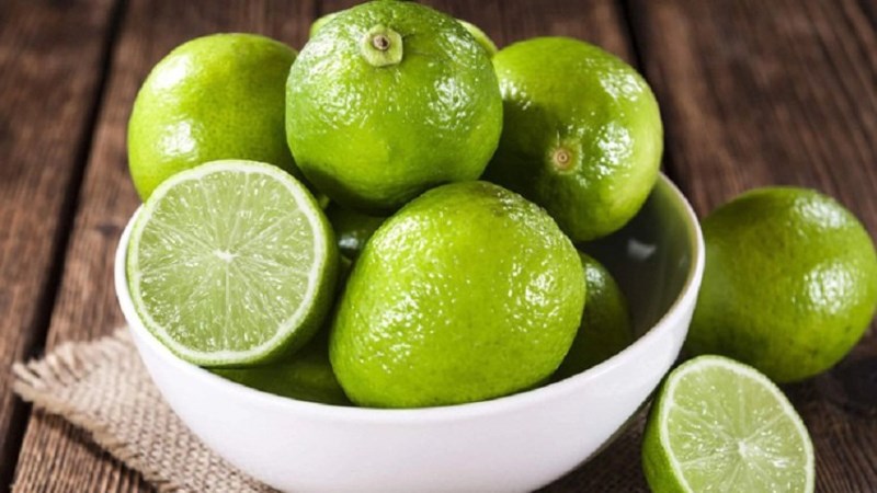 Trong chanh c&oacute; chứa axit gi&uacute;p l&agrave;m mềm thịt lợn n&aacute;i