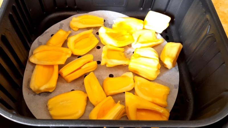 Nồi chi&ecirc;n kh&ocirc;ng dầu chỉ sấy được số lượng m&iacute;t &iacute;t