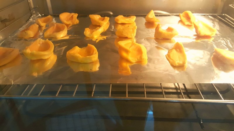 Nhiệt độ trong l&ograve; nướng rất cao n&ecirc;n cần điều chỉnh cho ph&ugrave; hợp