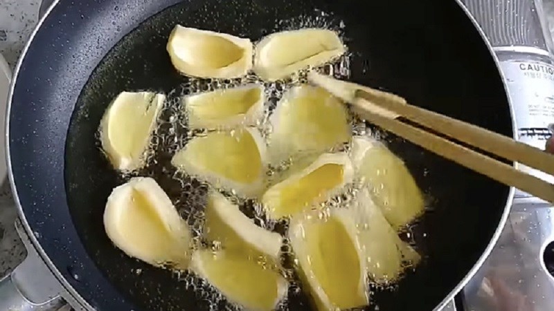 Phải đảo đều tay nhiều lần trong qu&aacute; tr&igrave;nh sấy m&iacute;t bằng chảo