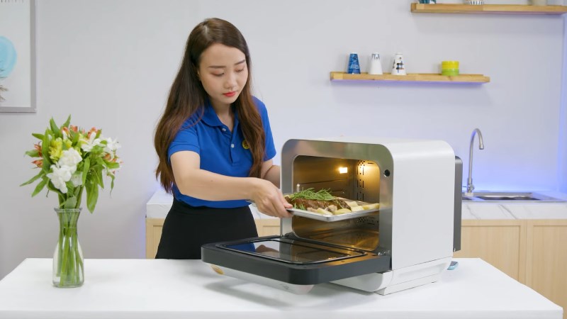 Đặt khay thịt b&ograve; v&agrave;o l&ograve;