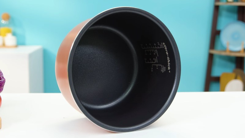 Lòng nồi cơm điện tử Midea MB-FS502 dày, khá nặng