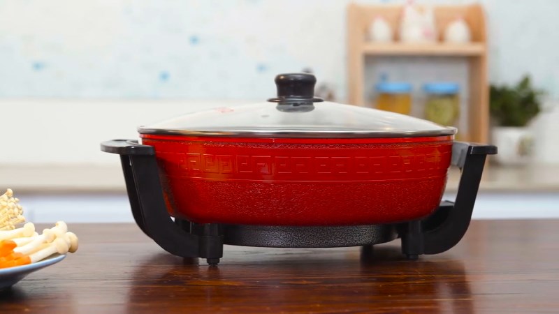 Nồi lẩu điện Mishio MK - 112 5 l&iacute;t c&oacute; thiết kế m&agrave;u đỏ, hoa văn in nổi