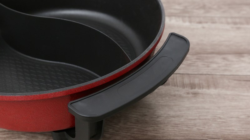 Tay cầm c&aacute;ch nhiệt của nồi lẩu điện Mishio MK-112 5 l&iacute;t