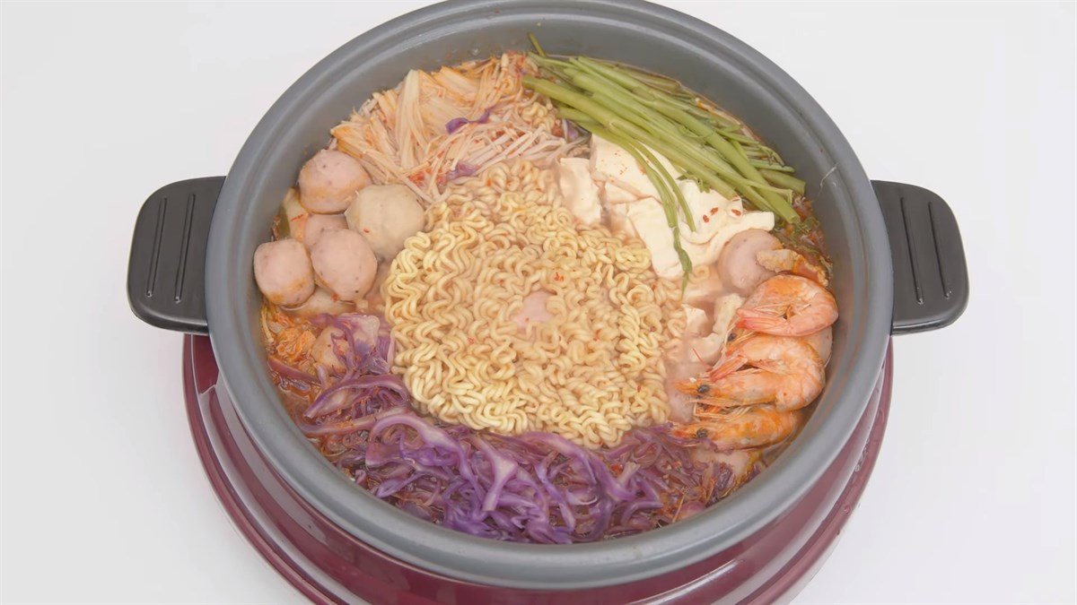 Th&agrave;nh phẩm lẩu kim chi cay nấu bằng nồi lẩu điện Sunhouse SH-535L