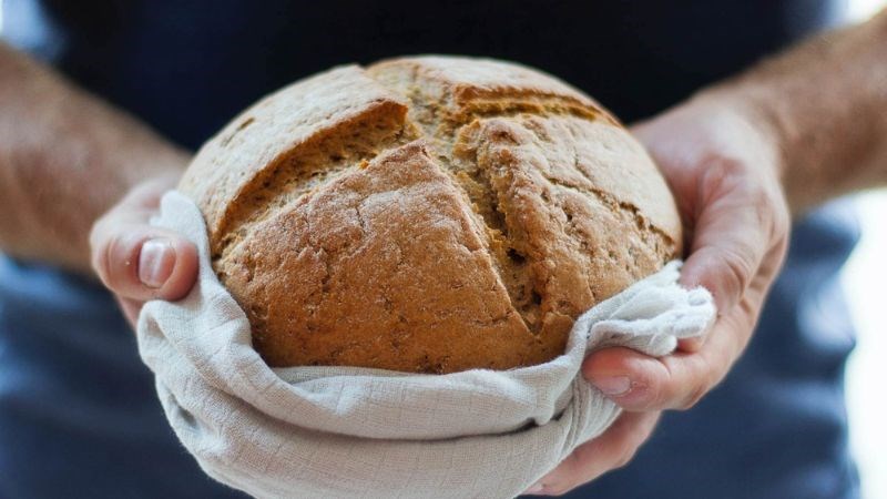 B&agrave;nh m&igrave; nguy&ecirc;n c&aacute;m l&agrave;m bằng nồi cơm điện cho cốt b&aacute;nh mềm, kh&ocirc;ng bị kh&ocirc;