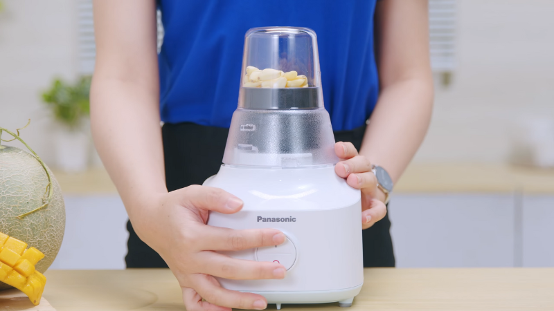 M&aacute;y xay sinh tố xay nguy&ecirc;n liệu cần cho chế biến thức ăn