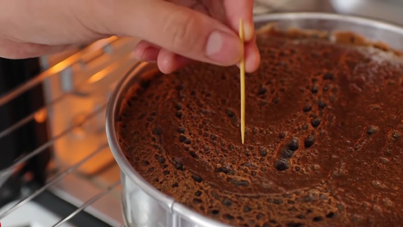 D&ugrave;ng tăm kiểm tra độ ch&iacute;n của b&aacute;nh gan khi nướng bằng l&ograve; nướng