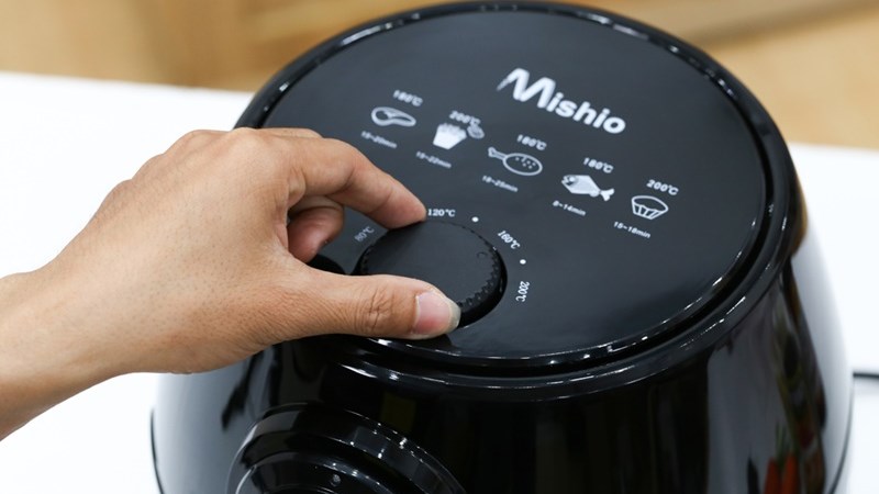 Điều chỉnh nồi chi&ecirc;n ở nhiệt độ 180 độ C trước khi nướng 3 - 5 ph&uacute;t