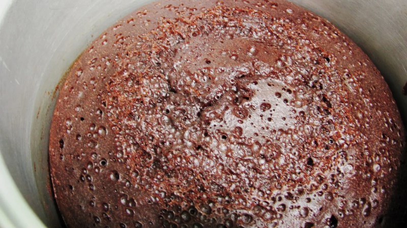 B&aacute;nh gan được l&agrave;m bằng nồi cơm sẽ dễ bị rỗ mặt b&aacute;nh