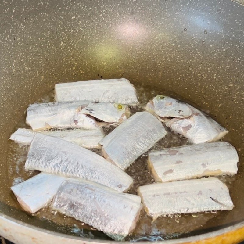 Bước 1 Sơ chế các nguyên liệu Cá hố kho cà chua