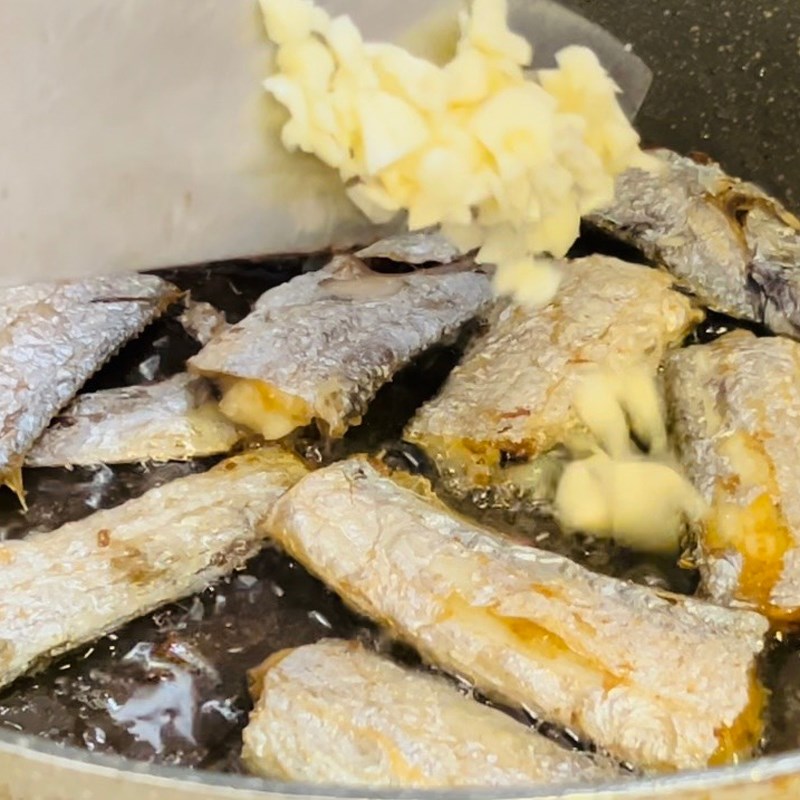 Bước 2 Sốt cá hố với cà chua Cá hố kho cà chua