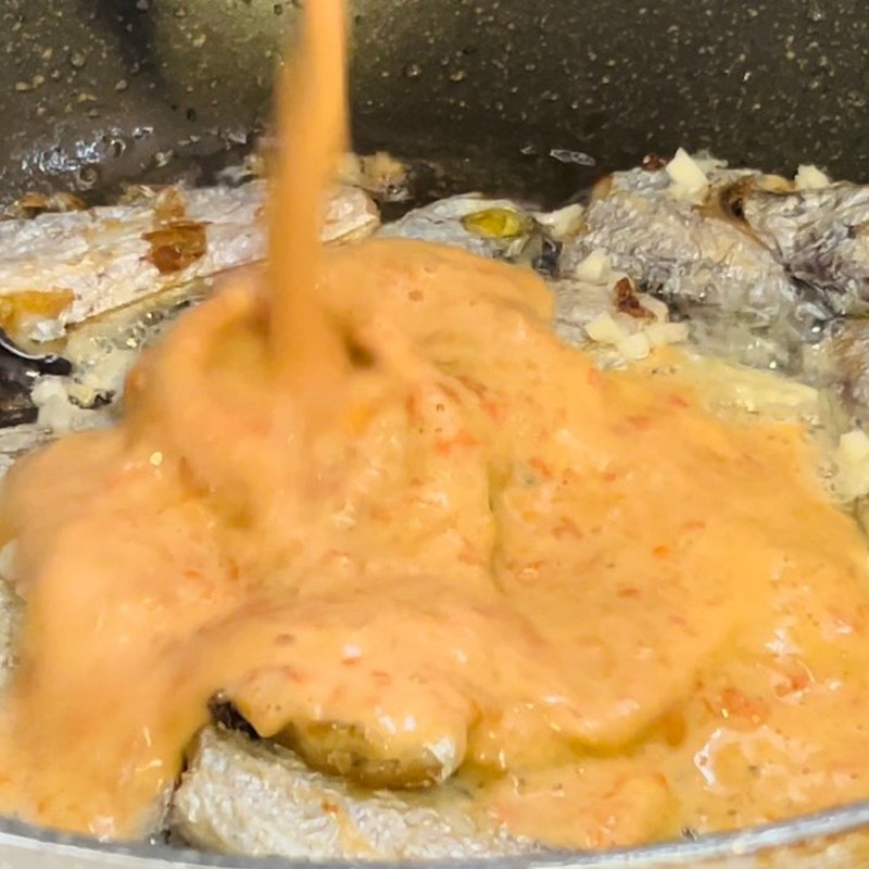 Bước 2 Sốt cá hố với cà chua Cá hố kho cà chua