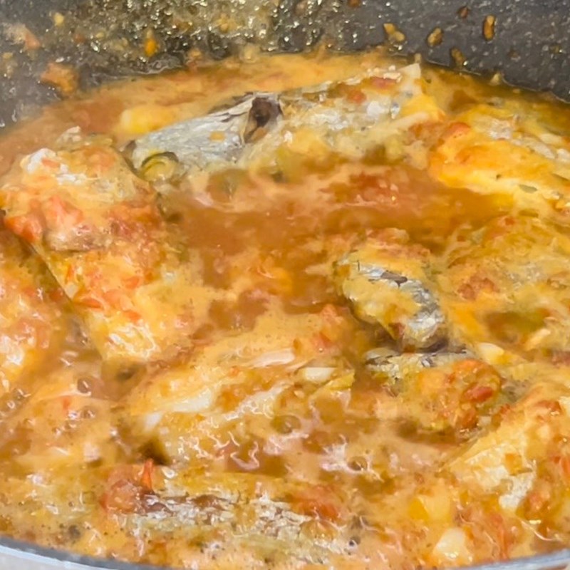 Bước 2 Sốt cá hố với cà chua Cá hố kho cà chua