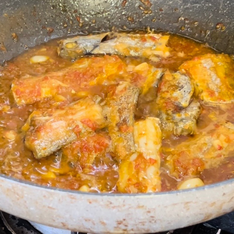 Bước 2 Sốt cá hố với cà chua Cá hố kho cà chua