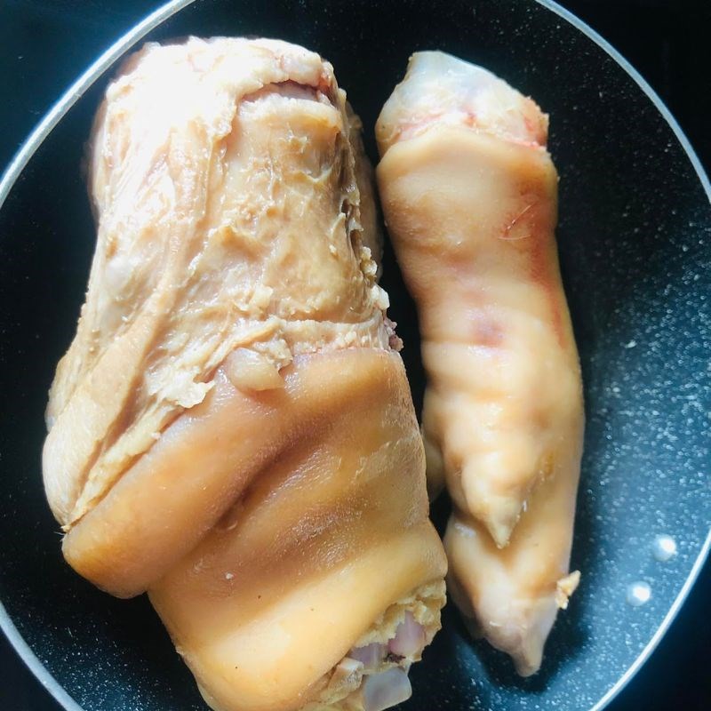 Bước 3 Áp chảo chân giò Chân giò hầm ngũ vị