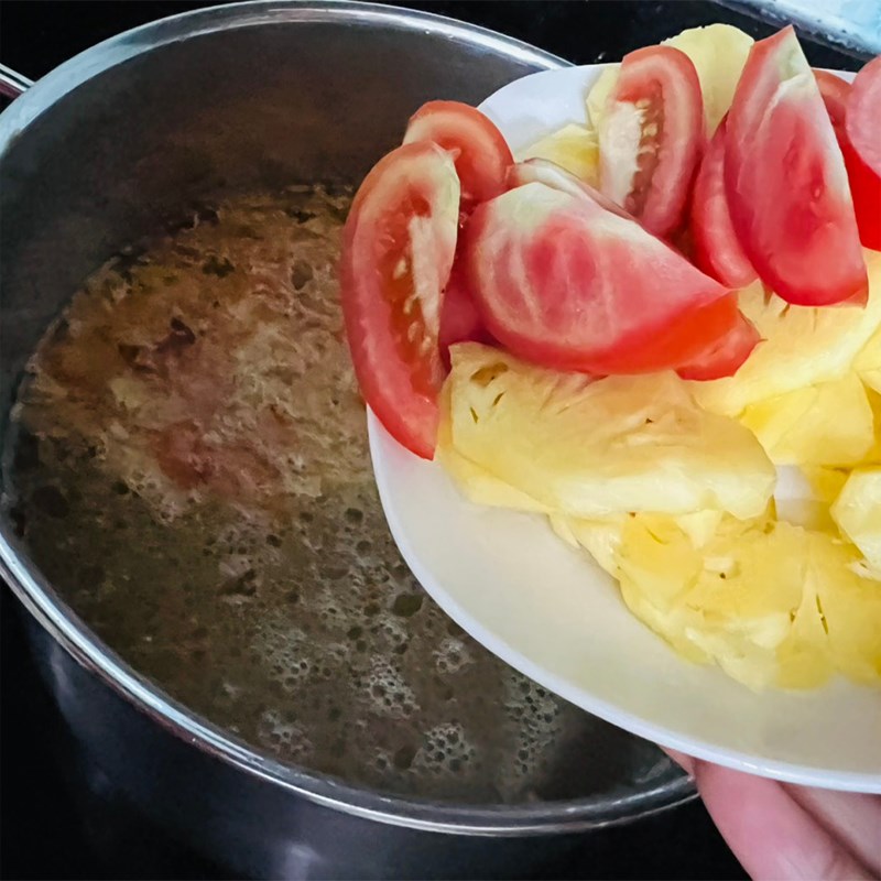 Bước 3 Chế biến cá Lẩu cá hồi măng chua