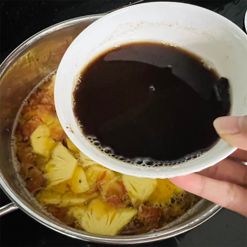 Bước 3 Chế biến cá Lẩu cá hồi măng chua