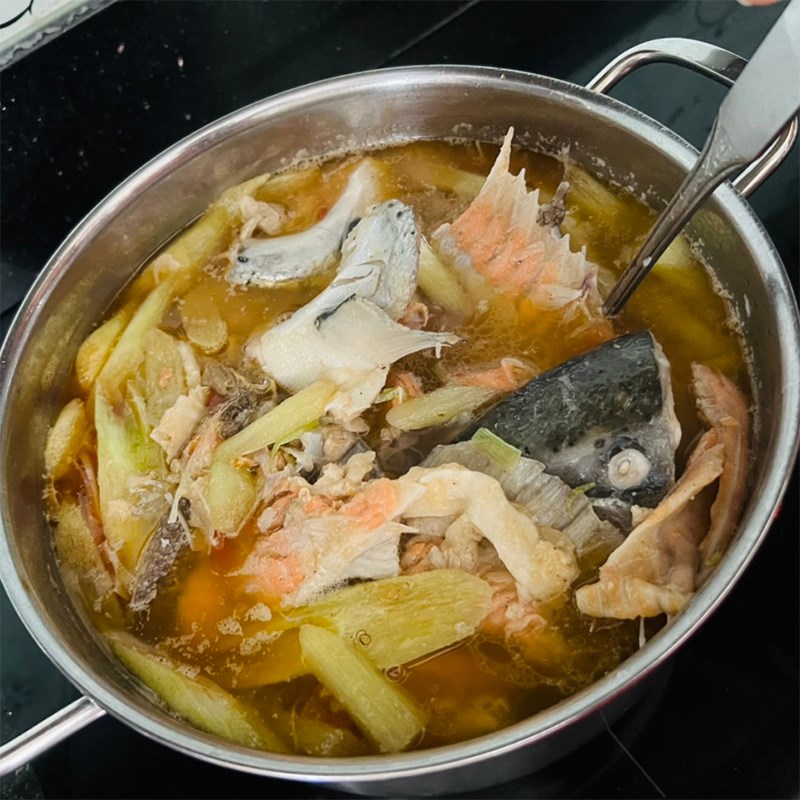 Bước 3 Chế biến cá Lẩu cá hồi măng chua