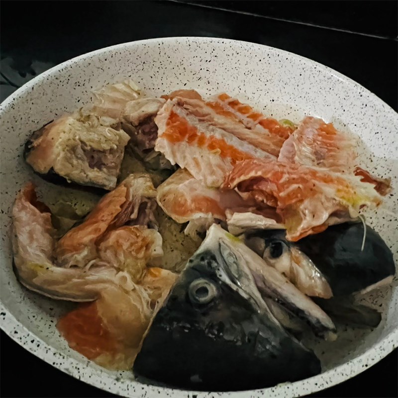 Bước 3 Chế biến cá Lẩu cá hồi măng chua