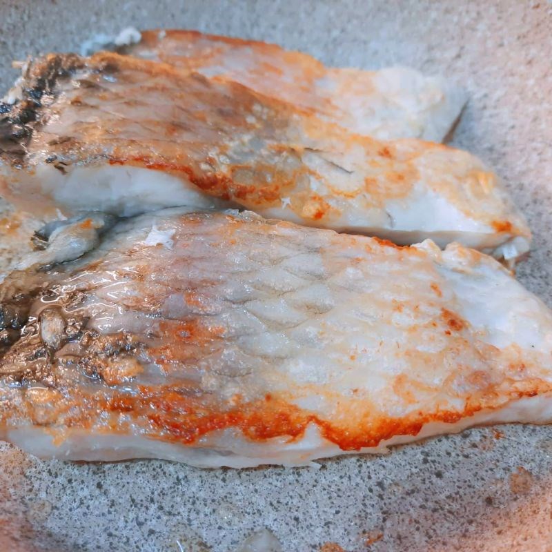 Bước 2 Chiên cá và đậu hũ Cá chép sốt cà chua đậu hũ