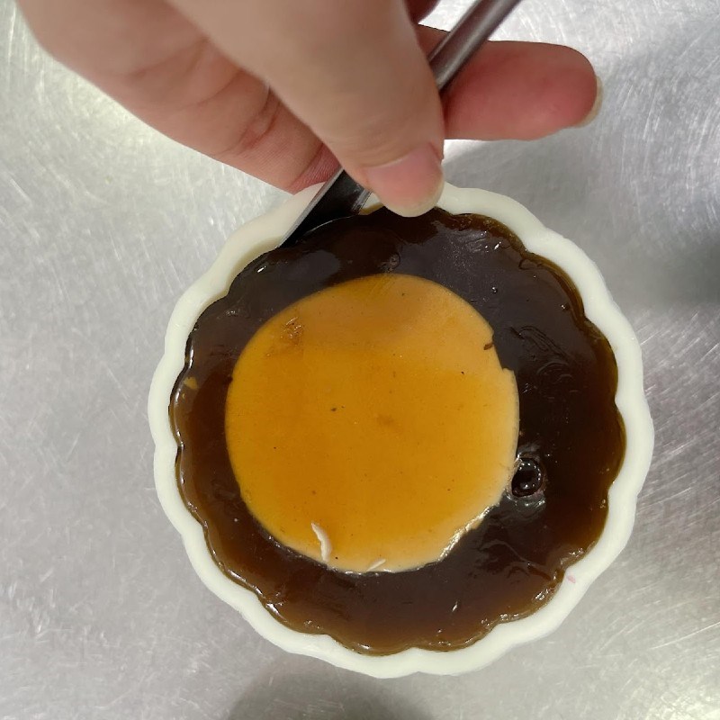 Bước 3 Đổ khuôn Bánh Trung Thu rau câu socola nhân bánh flan