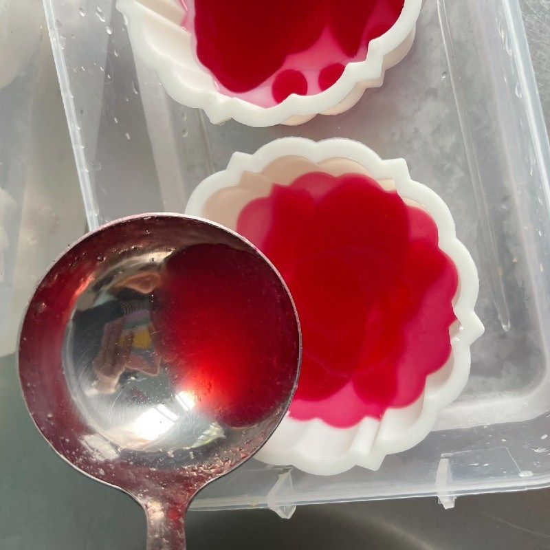 Bước 5 Đổ khuôn Bánh Trung Thu rau câu thanh long đỏ nhân flan