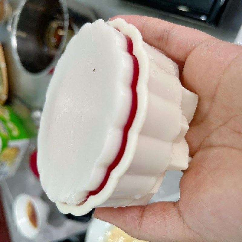Bước 5 Đổ khuôn Bánh Trung Thu rau câu thanh long đỏ nhân flan