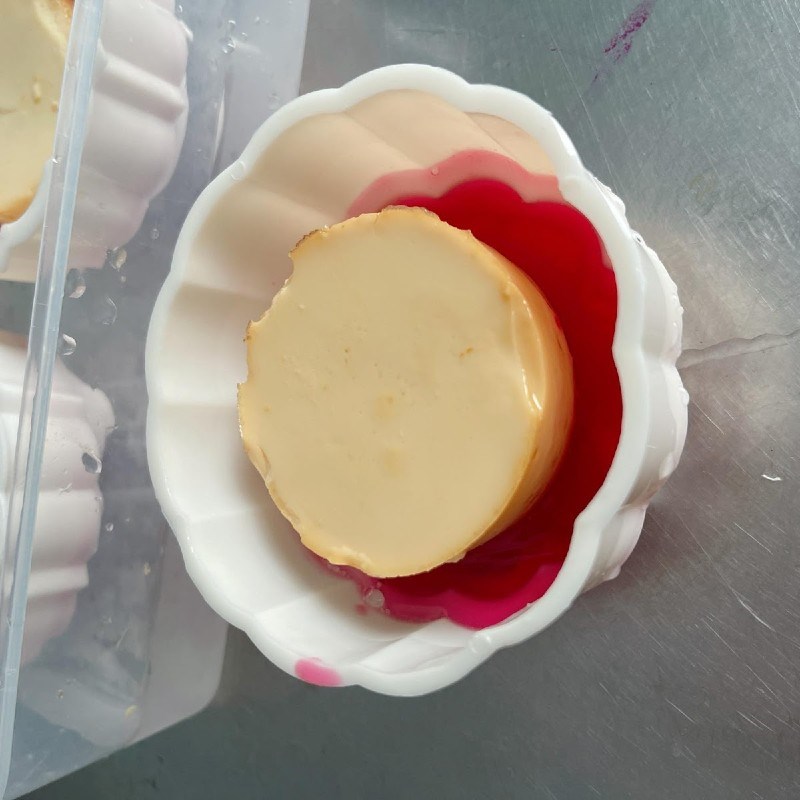 Bước 5 Đổ khuôn Bánh Trung Thu rau câu thanh long đỏ nhân flan