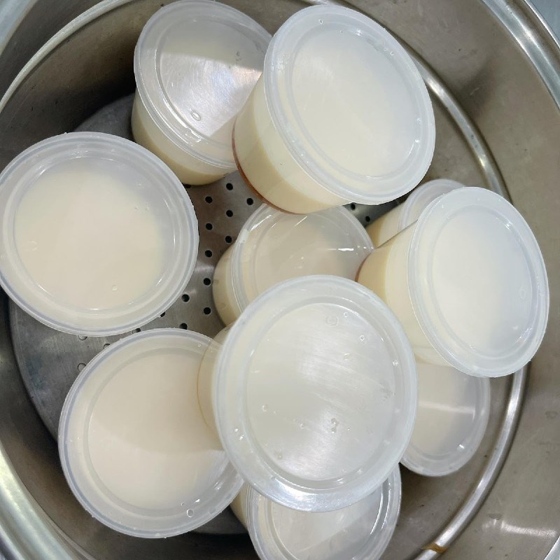 Bước 3 Đổ khuôn và hấp bánh flan Bánh Trung Thu rau câu thanh long đỏ nhân flan