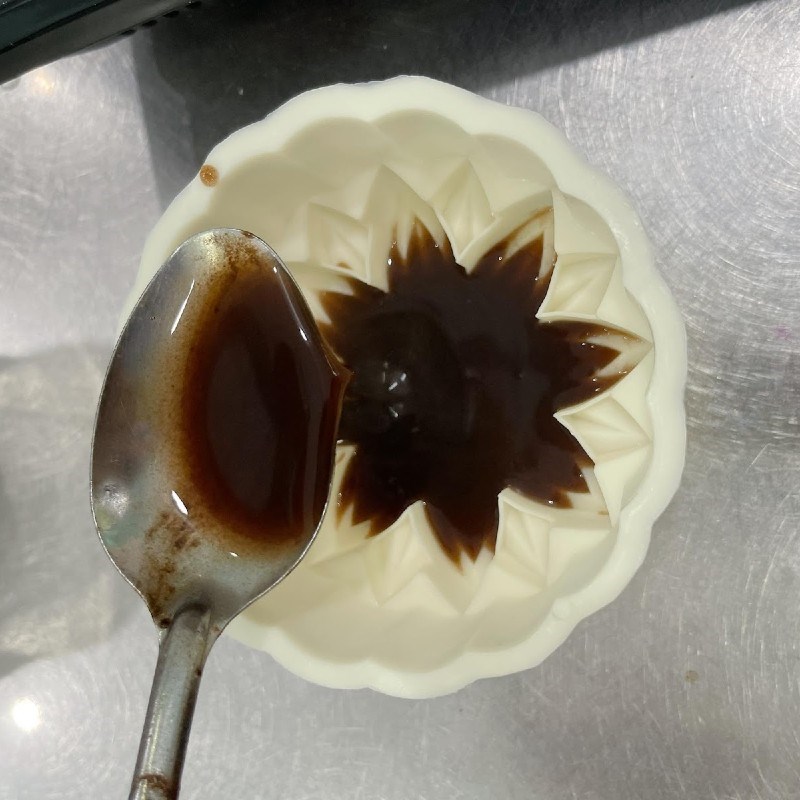 Bước 3 Đổ khuôn Bánh Trung Thu rau câu socola nhân bánh flan