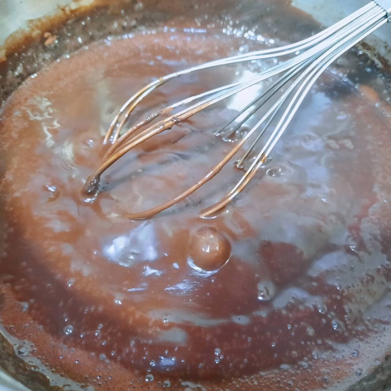 Bước 2 Đun nóng và trộn kem Kem socola