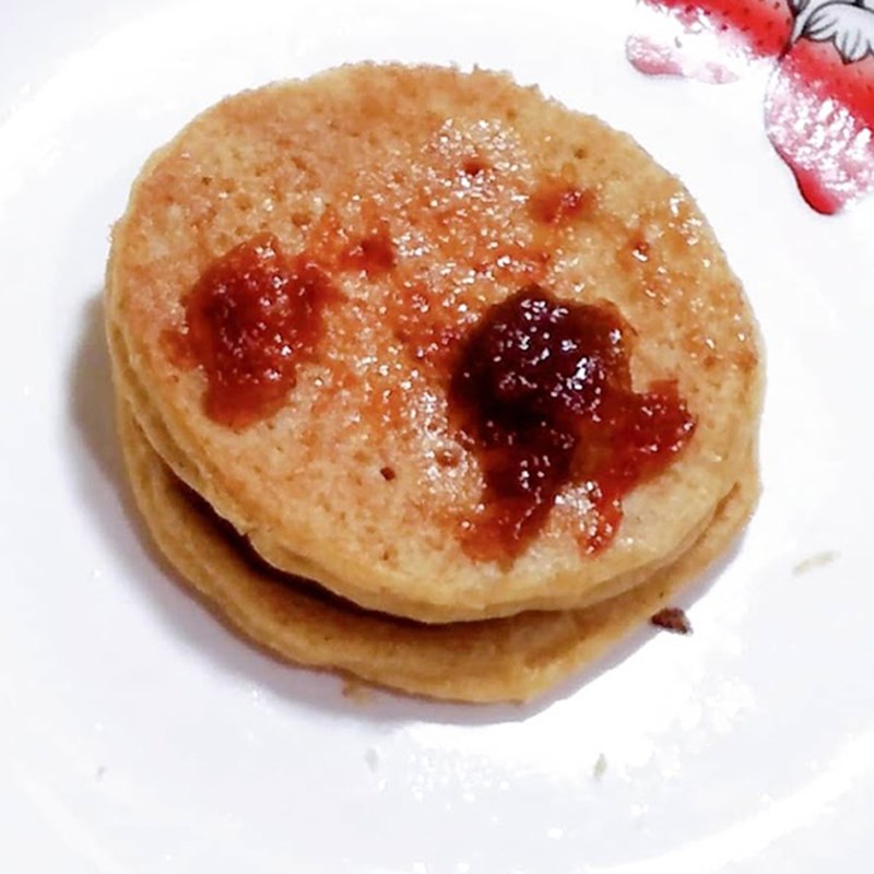 Bước 3 Hoàn thành bánh pancake sữa chua dâu tây Pancake sữa chua dâu tây bằng chảo chống dính