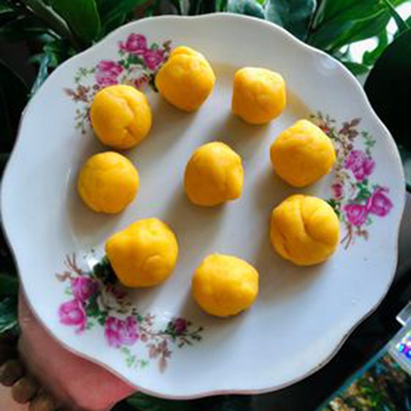 Bước 1 Làm nhân trứng muối Bánh ngàn lớp đậu đỏ trứng muối