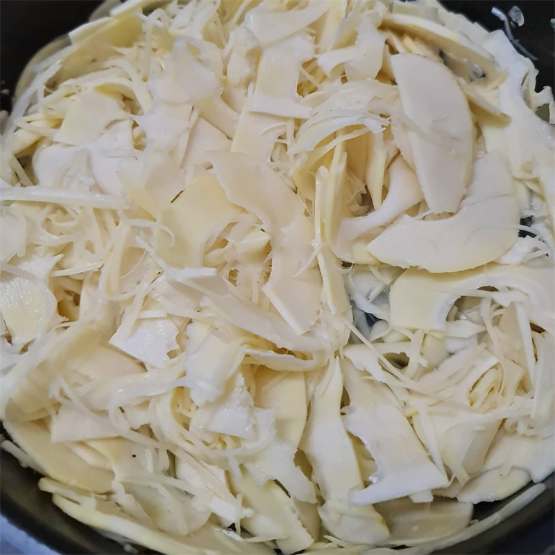 Bước 2 Luộc măng Ốc xào măng