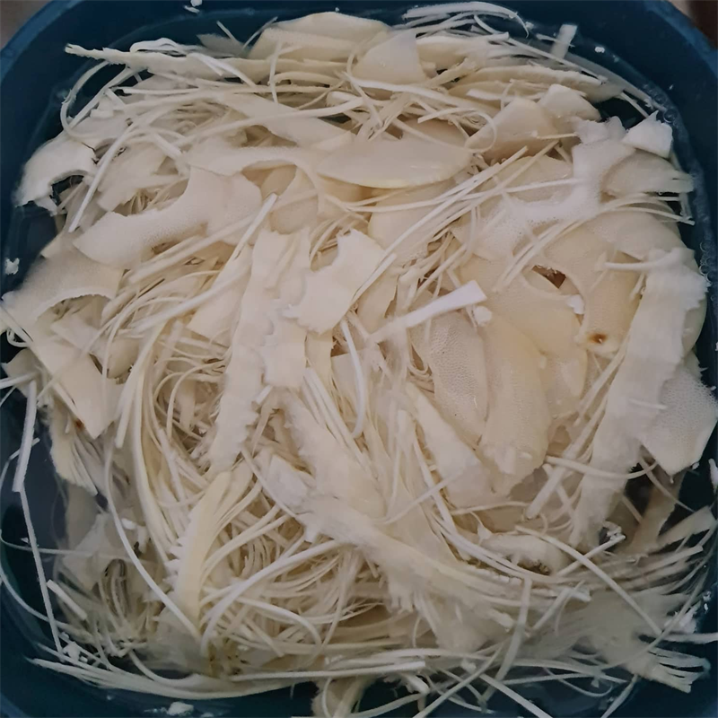 Bước 2 Luộc măng Ốc xào măng