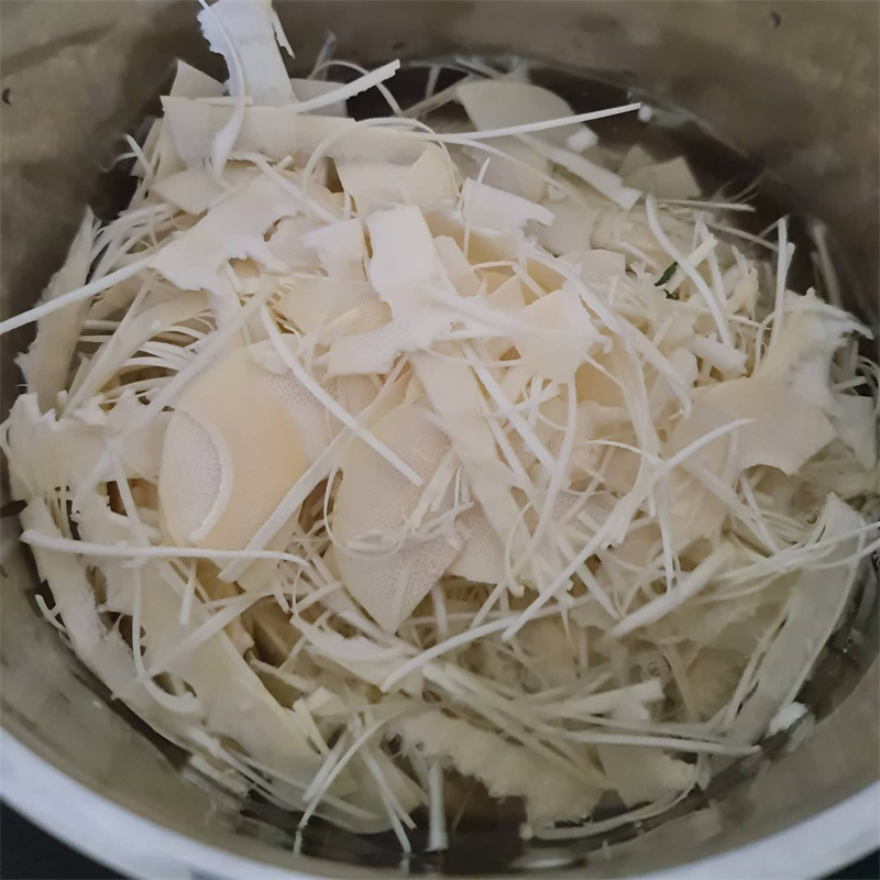 Step 2 Boiling bamboo shoots Stir-fried snails with bamboo shoots