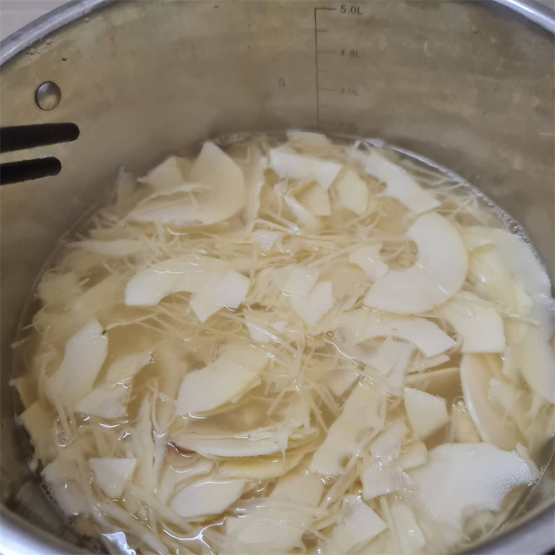 Bước 2 Luộc măng Ốc xào măng