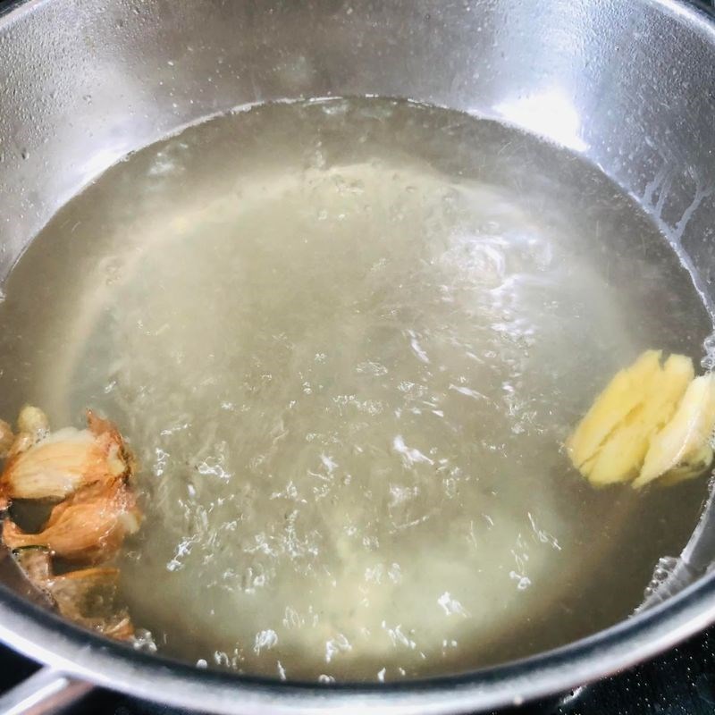 Bước 2 Luộc và ướp chân giò Chân giò hầm ngũ vị