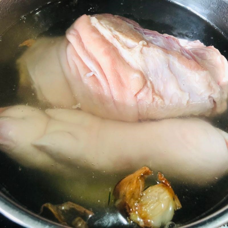 Bước 2 Luộc và ướp chân giò Chân giò hầm ngũ vị