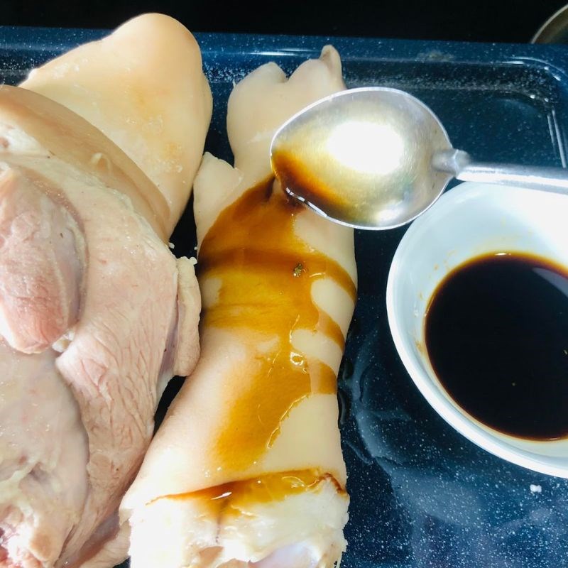 Bước 2 Luộc và ướp chân giò Chân giò hầm ngũ vị