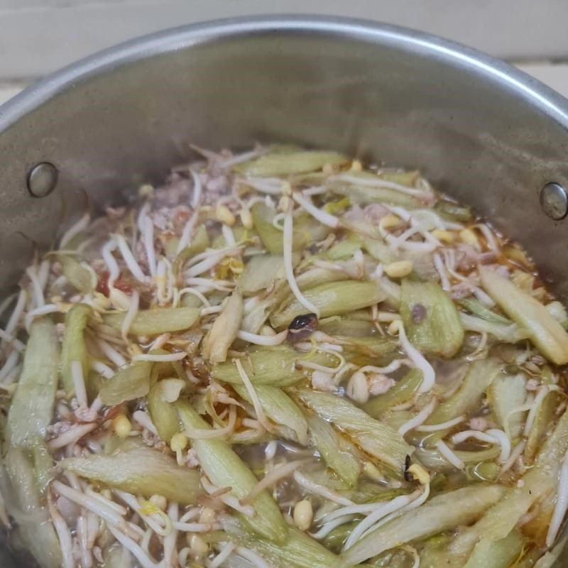 Bước 4 Nấu canh chua Canh chua thịt băm dọc mùng (Công thức được chia sẻ từ người dùng)